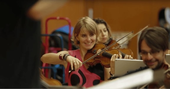 A violinist from the Opera de Rouen playing with Newzik on iPad Pro